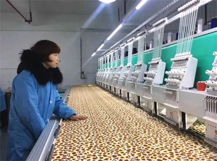 财信担保公司助力毛绒玩具文创产业和新社区工厂加快发展