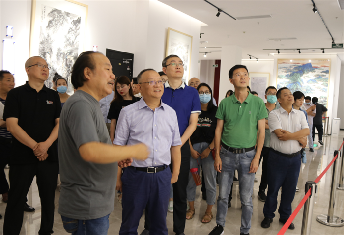 足球竞彩网
一行参观安康美术馆