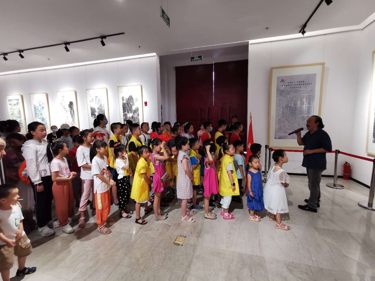 文化安康“公益小天使”走进安康美术馆