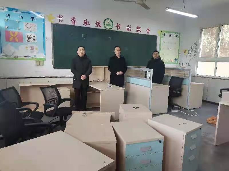 足球竞彩网
为长岭九年制学校捐赠82套办公桌椅