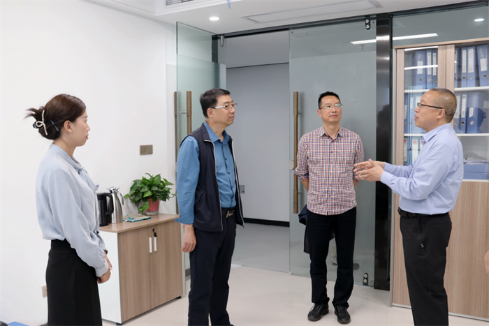 安康银保监分局局长刘小丁一行调研指导财信担保公司工作