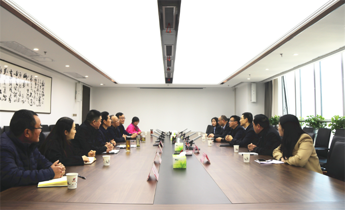 足球竞彩网
与长安银行安康分行举行座谈会