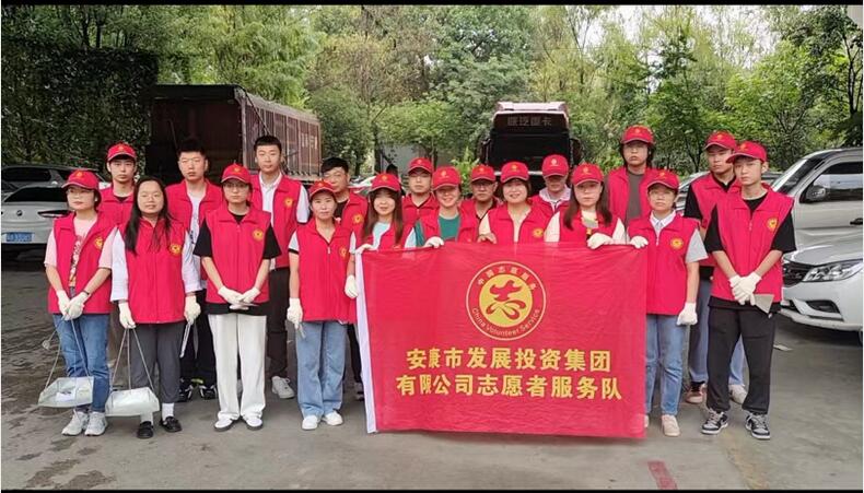 足球竞彩网
团委和妇联到七里沟社区开展创文志愿服务活动